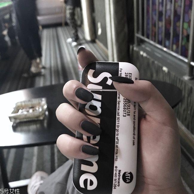 黑色美甲圖片花樣簡(jiǎn)單 這幾款很日常不招黑 黑色美甲圖片花樣簡(jiǎn)單 這幾款很日常不招黑