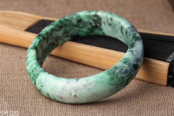 花青翡翠手鐲價(jià)格 市場(chǎng)行情是這樣 花青翡翠手鐲價(jià)格 市場(chǎng)行情是這樣