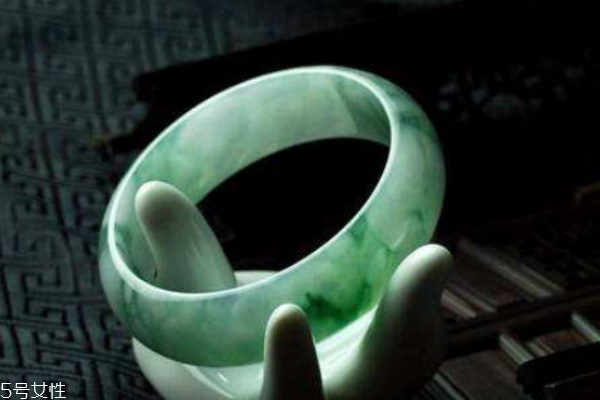 花青翡翠手鐲價格 市場行情是這樣 花青翡翠手鐲價格 市場行情是這樣