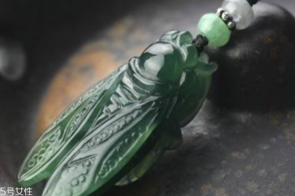 翡翠金蟾吊墜的寓意 寓意都很美好 翡翠金蟾吊墜的寓意 寓意都很美好