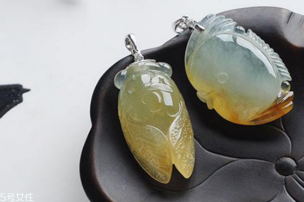 翡翠金蟾吊墜的寓意 寓意都很美好 翡翠金蟾吊墜的寓意 寓意都很美好