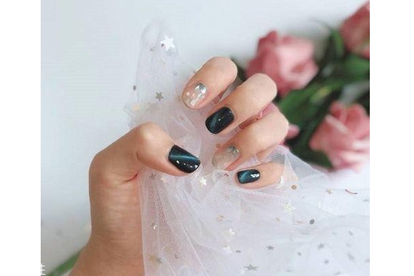 黑色美甲圖片花樣簡(jiǎn)單 這幾款很日常不招黑 黑色美甲圖片花樣簡(jiǎn)單 這幾款很日常不招黑