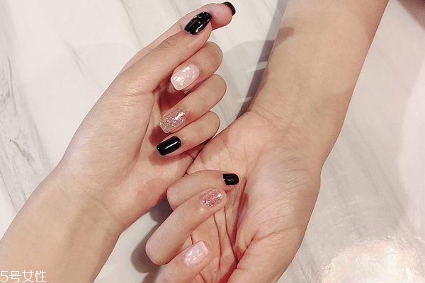 黑色美甲圖片花樣簡(jiǎn)單 這幾款很日常不招黑 黑色美甲圖片花樣簡(jiǎn)單 這幾款很日常不招黑