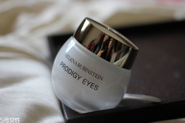 眼霜與眼部精華的區(qū)別 不同年齡眼部保養(yǎng)攻略 眼霜與眼部精華的區(qū)別 不同年齡眼部保養(yǎng)攻略