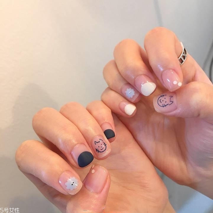 黑色美甲圖片花樣簡(jiǎn)單 這幾款很日常不招黑 黑色美甲圖片花樣簡(jiǎn)單 這幾款很日常不招黑