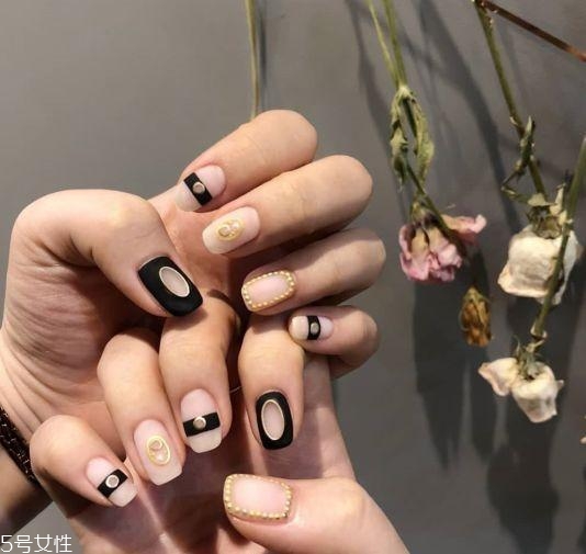 黑色美甲圖片花樣簡(jiǎn)單 這幾款很日常不招黑 黑色美甲圖片花樣簡(jiǎn)單 這幾款很日常不招黑