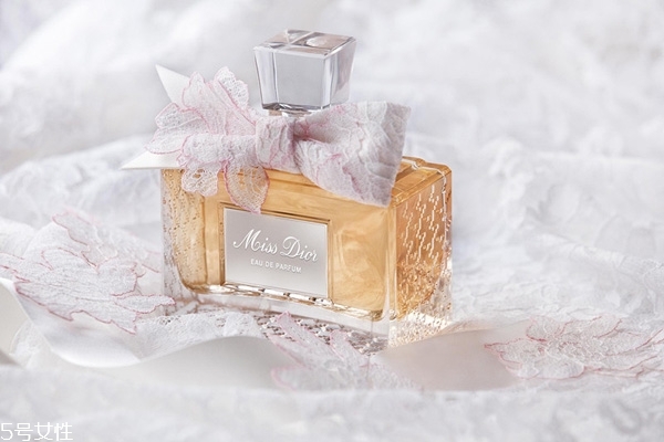 香水留香時(shí)間一般多長(zhǎng) 讓留香時(shí)間迅速延長(zhǎng) 香水留香時(shí)間一般多長(zhǎng) 讓留香時(shí)間迅速延長(zhǎng)