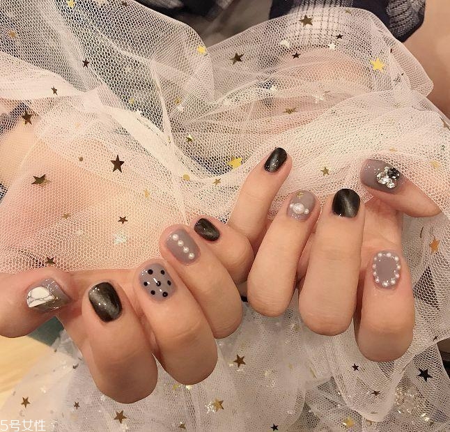 黑色美甲圖片花樣簡(jiǎn)單 這幾款很日常不招黑 黑色美甲圖片花樣簡(jiǎn)單 這幾款很日常不招黑