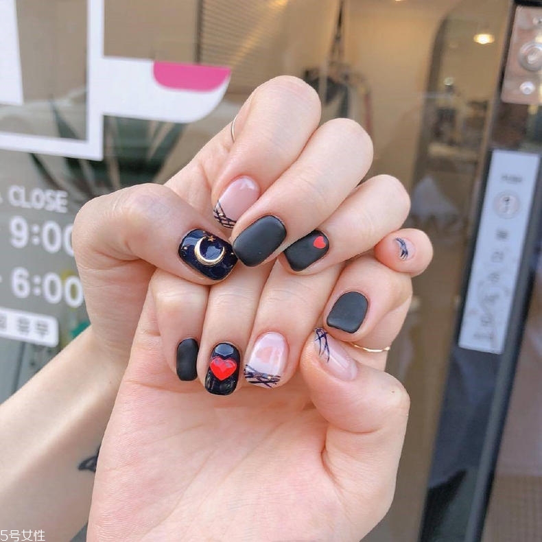 黑色美甲圖片花樣簡(jiǎn)單 這幾款很日常不招黑 黑色美甲圖片花樣簡(jiǎn)單 這幾款很日常不招黑