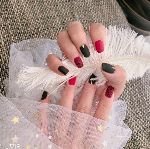 黑色美甲圖片花樣簡(jiǎn)單 這幾款很日常不招黑 黑色美甲圖片花樣簡(jiǎn)單 這幾款很日常不招黑