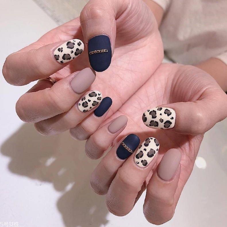 黑色美甲圖片花樣簡(jiǎn)單 這幾款很日常不招黑 黑色美甲圖片花樣簡(jiǎn)單 這幾款很日常不招黑