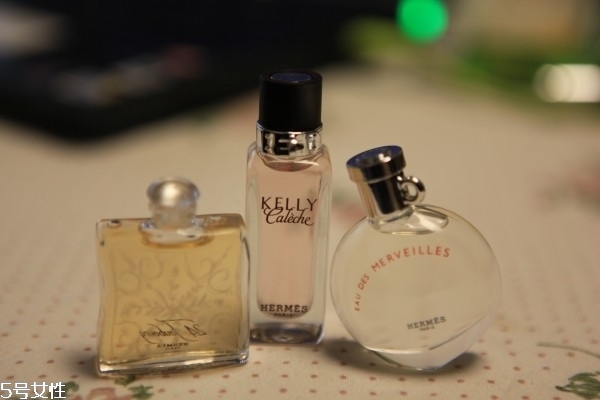 香水留香時(shí)間一般多長(zhǎng) 讓留香時(shí)間迅速延長(zhǎng) 香水留香時(shí)間一般多長(zhǎng) 讓留香時(shí)間迅速延長(zhǎng)