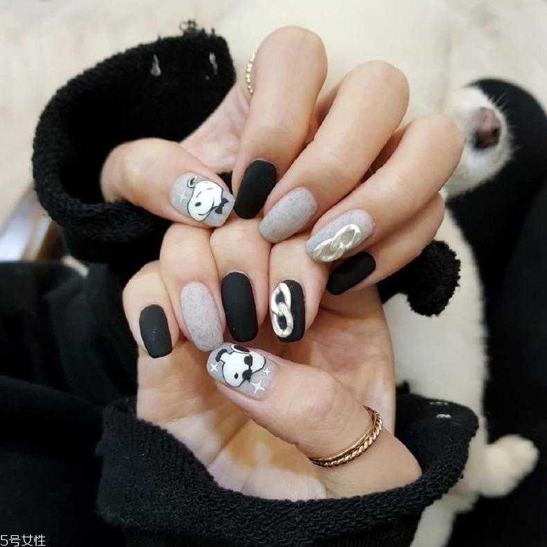 黑色美甲圖片花樣簡(jiǎn)單 這幾款很日常不招黑 黑色美甲圖片花樣簡(jiǎn)單 這幾款很日常不招黑