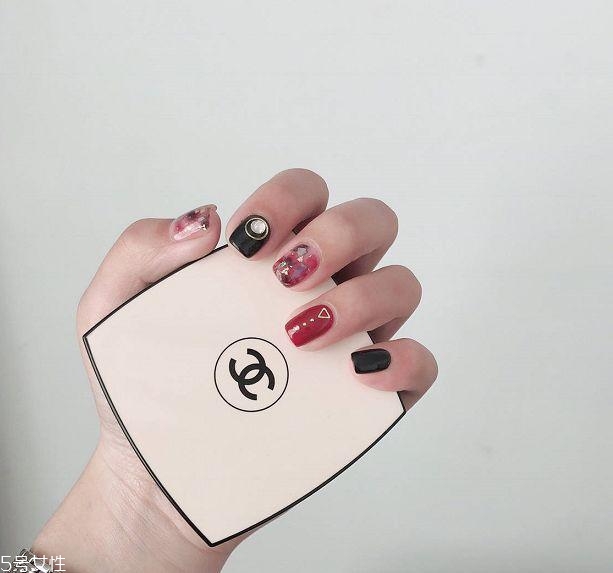 黑色美甲圖片花樣簡(jiǎn)單 這幾款很日常不招黑 黑色美甲圖片花樣簡(jiǎn)單 這幾款很日常不招黑
