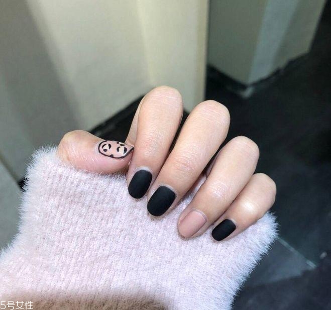 黑色美甲圖片花樣簡(jiǎn)單 這幾款很日常不招黑 黑色美甲圖片花樣簡(jiǎn)單 這幾款很日常不招黑