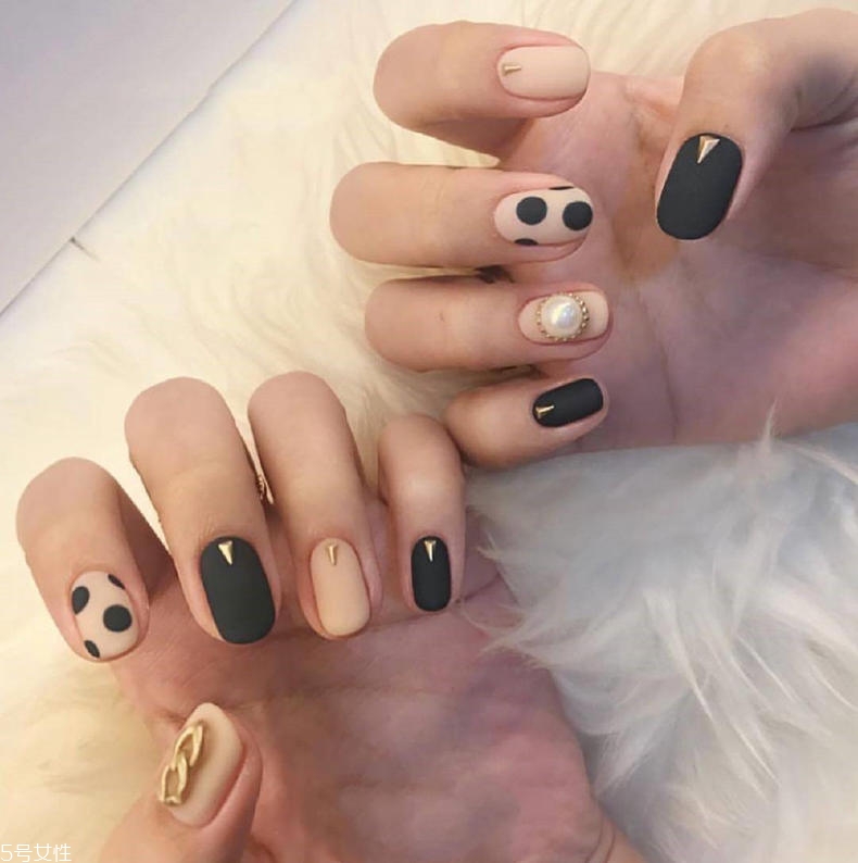 黑色美甲圖片花樣簡(jiǎn)單 這幾款很日常不招黑 黑色美甲圖片花樣簡(jiǎn)單 這幾款很日常不招黑