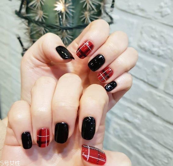 黑色美甲圖片花樣簡(jiǎn)單 這幾款很日常不招黑 黑色美甲圖片花樣簡(jiǎn)單 這幾款很日常不招黑