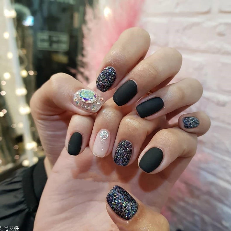 黑色美甲圖片花樣簡(jiǎn)單 這幾款很日常不招黑 黑色美甲圖片花樣簡(jiǎn)單 這幾款很日常不招黑
