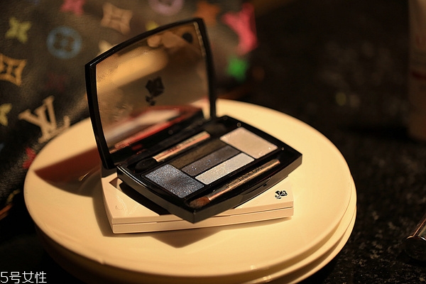 眼影顏色搭配技巧 一學(xué)就會(huì)的日常眼妝 眼影顏色搭配技巧 一學(xué)就會(huì)的日常眼妝