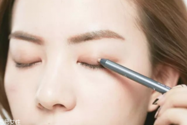 簡單裸妝淡妝怎么畫 裸妝眼影的畫法 簡單裸妝淡妝怎么畫 裸妝眼影的畫法