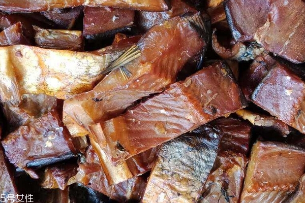 臘魚為什么會發(fā)霉 有兩個原因 臘魚為什么會發(fā)霉 有兩個原因