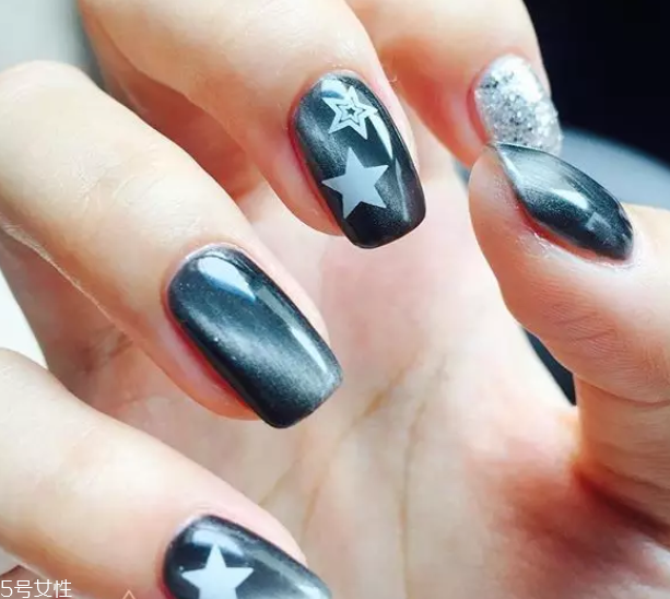 貓眼美甲最好看的顏色有哪些 這幾款誰(shuí)涂誰(shuí)是小魔女 貓眼美甲最好看的顏色有哪些 這幾款誰(shuí)涂誰(shuí)是小魔女