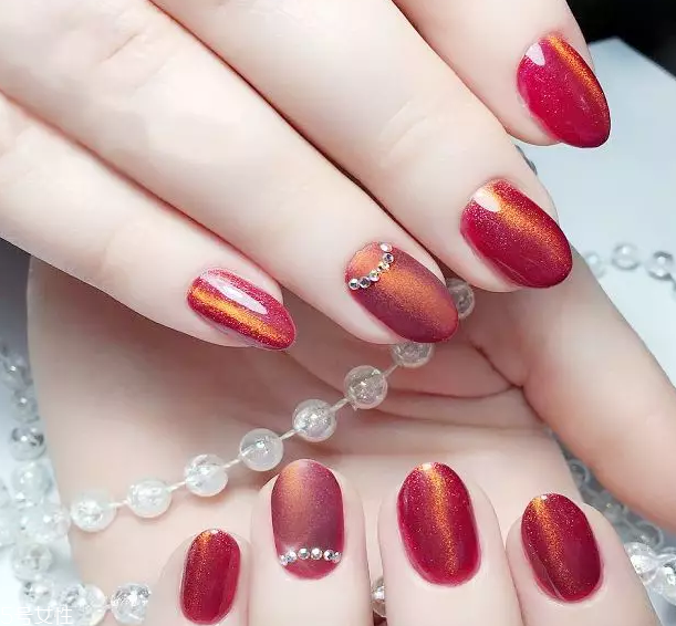 貓眼美甲最好看的顏色有哪些 這幾款誰(shuí)涂誰(shuí)是小魔女 貓眼美甲最好看的顏色有哪些 這幾款誰(shuí)涂誰(shuí)是小魔女