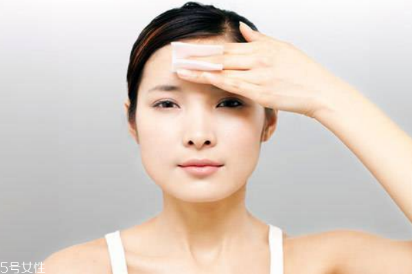 晚上護(hù)膚的正確步驟 千萬別再弄錯了 晚上護(hù)膚的正確步驟 千萬別再弄錯了