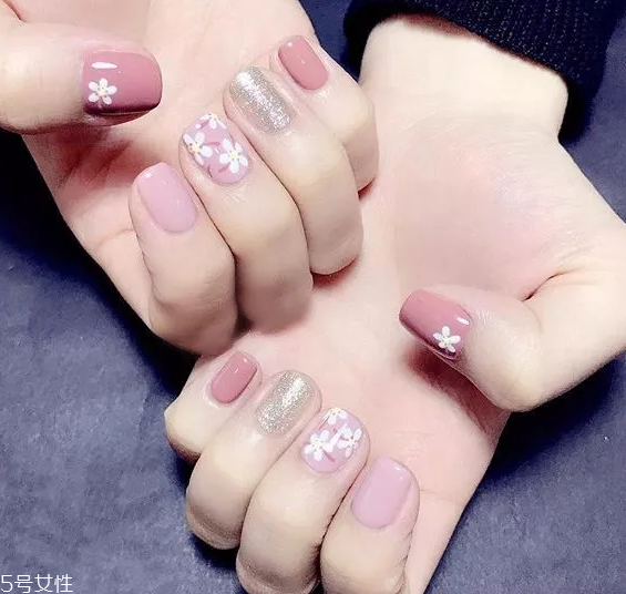 高冷氣質(zhì)美甲顏色有哪些 這幾款讓指尖更亮眼 高冷氣質(zhì)美甲顏色有哪些 這幾款讓指尖更亮眼