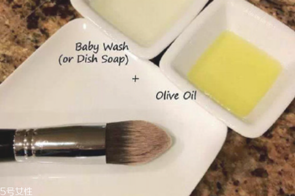 眼影盒里刷怎么用 基礎(chǔ)眼影刷使用方法 眼影盒里刷怎么用 基礎(chǔ)眼影刷使用方法