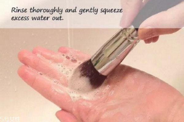 眼影盒里刷怎么用 基礎(chǔ)眼影刷使用方法 眼影盒里刷怎么用 基礎(chǔ)眼影刷使用方法