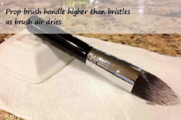 眼影盒里刷怎么用 基礎(chǔ)眼影刷使用方法 眼影盒里刷怎么用 基礎(chǔ)眼影刷使用方法