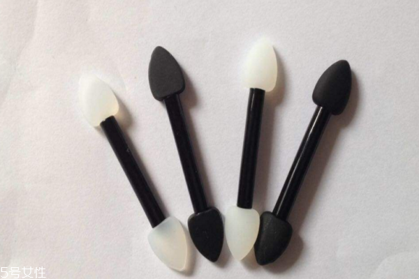 眼影盒里刷怎么用 基礎(chǔ)眼影刷使用方法 眼影盒里刷怎么用 基礎(chǔ)眼影刷使用方法