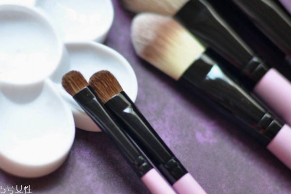 眼影盒里刷怎么用 基礎(chǔ)眼影刷使用方法 眼影盒里刷怎么用 基礎(chǔ)眼影刷使用方法
