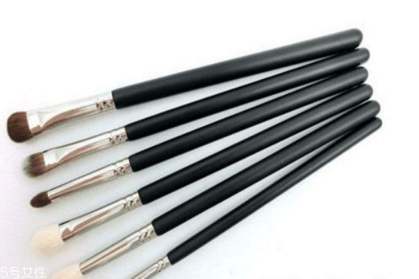 眼影盒里刷怎么用 基礎(chǔ)眼影刷使用方法 眼影盒里刷怎么用 基礎(chǔ)眼影刷使用方法