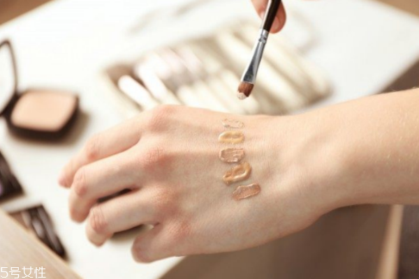 粉餅可以用彩妝蛋嗎 用刷子好還是美妝蛋好 粉餅可以用彩妝蛋嗎 用刷子好還是美妝蛋好