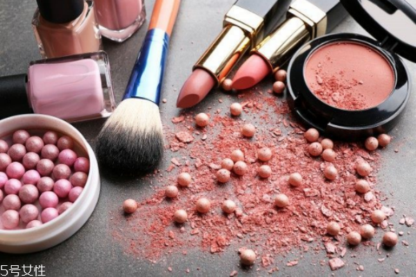 粉餅可以用彩妝蛋嗎 用刷子好還是美妝蛋好 粉餅可以用彩妝蛋嗎 用刷子好還是美妝蛋好