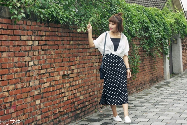波點半身長裙怎么搭配 4招打造復(fù)古女神 波點半身長裙怎么搭配 4招打造復(fù)古女神