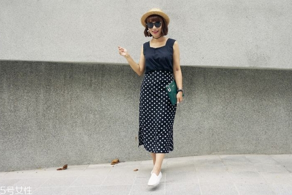 波點半身長裙怎么搭配 4招打造復(fù)古女神 波點半身長裙怎么搭配 4招打造復(fù)古女神