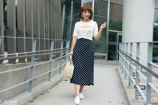 波點半身長裙怎么搭配 4招打造復(fù)古女神 波點半身長裙怎么搭配 4招打造復(fù)古女神