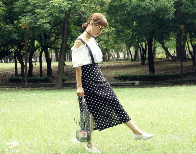 波點半身長裙怎么搭配 4招打造復(fù)古女神 波點半身長裙怎么搭配 4招打造復(fù)古女神