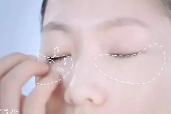 眼膜怎么貼 學(xué)會這些眼部重回年輕狀態(tài)