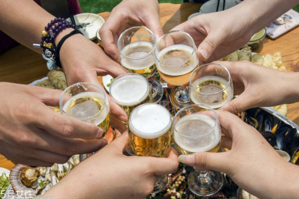 睡覺前喝酒是助眠還是傷眠 睡覺前喝酒是助眠還是傷眠