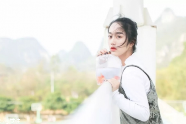 鹽水洗臉有什么好處 鹽水洗臉的好處和壞處 鹽水洗臉有什么好處 鹽水洗臉的好處和壞處