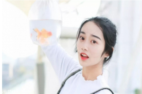 鹽水洗臉有什么好處 鹽水洗臉的好處和壞處 鹽水洗臉有什么好處 鹽水洗臉的好處和壞處