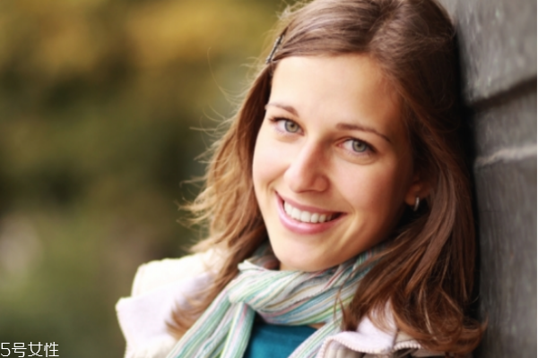 鹽水洗臉有什么好處 鹽水洗臉的好處和壞處 鹽水洗臉有什么好處 鹽水洗臉的好處和壞處