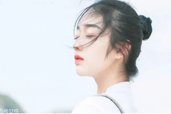 鹽水洗臉有什么好處 鹽水洗臉的好處和壞處 鹽水洗臉有什么好處 鹽水洗臉的好處和壞處