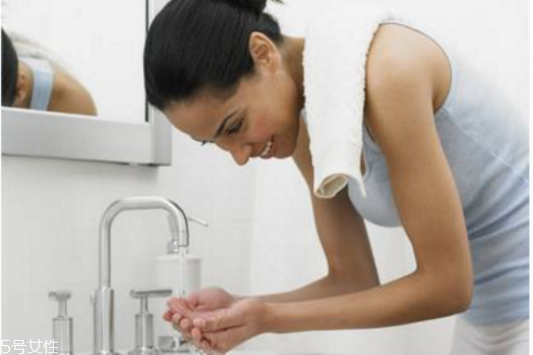 鹽水洗臉好嗎 鹽水洗臉的正確方法 鹽水洗臉好嗎 鹽水洗臉的正確方法
