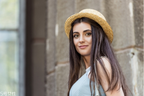 用鹽水洗臉可以收縮毛孔嗎 這樣用鹽水洗臉最干凈 用鹽水洗臉可以收縮毛孔嗎 這樣用鹽水洗臉最干凈