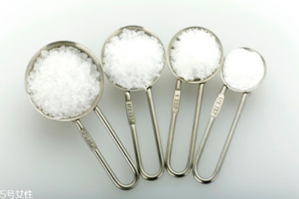 鹽水洗臉放多少鹽 鹽水洗臉的比例 鹽水洗臉放多少鹽 鹽水洗臉的比例